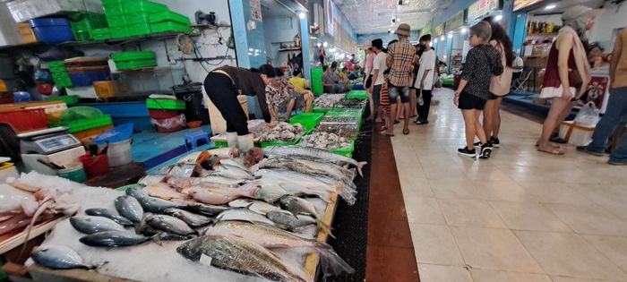  Hải sản tươi sống bày bán tại chợ Xóm Lưới, phường 2, TP Vũng Tàu 