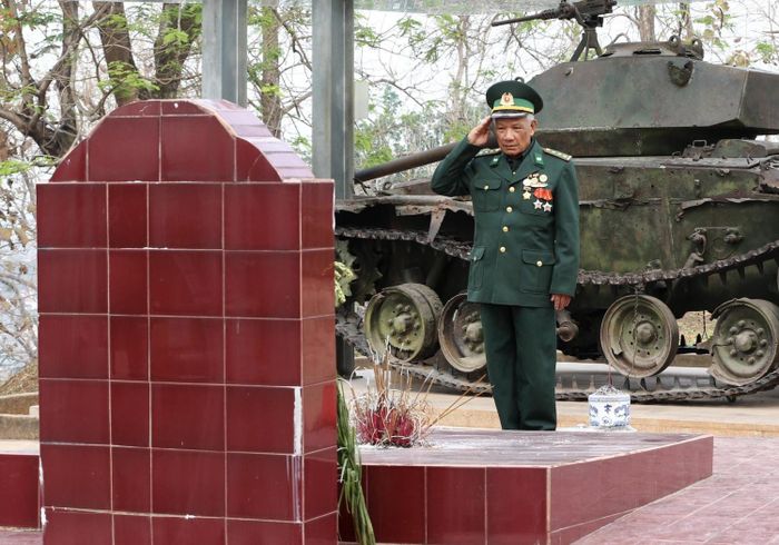 Ông Trần Xuân Ninh (Lào Cai) thành kính trước mộ 4 liệt sĩ hy sinh trên đồi A1.