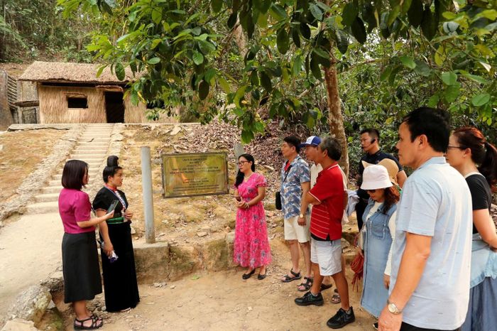 Các đoàn khách tham quan tại di tích Mường Phăng.