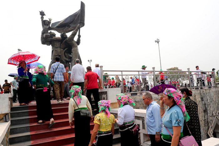 Đông đảo nhân dân các dân tộc Việt Nam đang hướng về mảnh đất Điện Biên Phủ.
