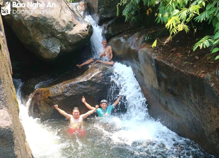  Thác Vặn khá đa dạng về dòng chảy: chảy tràn, chảy xối, chảy trong khe đá...nên có nhiều địa điểm để tắm. Ảnh: Huy Thư 