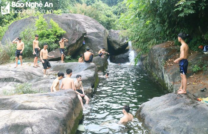  Giữa những ngày nắng nóng cao điểm, thác Vặn đang là sự lựa chọn của giới trẻ địa phương và nhiều du khách gần xa. Ảnh: Huy Thư 