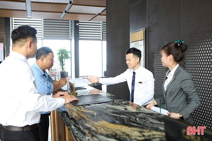  Nhân viên khách sạn Mường Thanh Luxury Xuân Thành hướng dẫn khách làm thủ tục check in cho kỳ nghỉ lễ 30/4 và 1/5. 