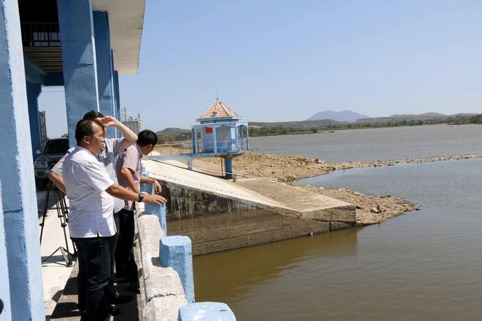  Hồ Ba Bàu, huyện Hàm Thuận Nam đã dừng cấp nước sản xuất từ ngày 2/4, lượng nước ít ỏi còn lại dùng cung cấp cho sinh hoạt. (Ảnh: Nguyễn Thanh/ TTXVN) 