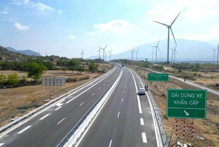 Dự án có tổng mức đầu tư 8.925 tỷ đồng, có điểm đầu tại Km54+00 kết nối với cao tốc Nha Trang - Cam Lâm, điểm cuối tại Km134+00 kết nối với cao tốc Vĩnh Hảo - Phan Thiết.