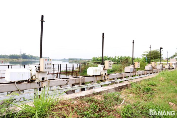 Độ mặn nước sông Cẩm Lệ tại cửa thu nước thô vào Nhà máy nước Cầu Đỏ duy trì mức cao, công ty CP Cấp nước Đà Nẵng nâng các cảnh cửa van lên, không thu nước sông Cẩm Lệ. Ảnh: HOÀNG HIỆP