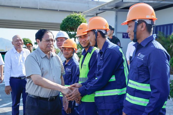 Thủ tướng Phạm Minh Chính bắt tay chúc mừng các kỹ sư, công nhân thi công tuyến Cao tốc Cam Lâm - Vĩnh Hảo.