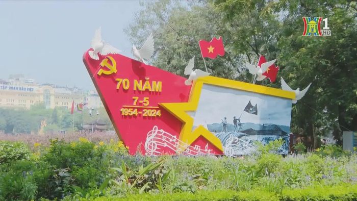Các tuyến phố Hà Nội khoác lên mình màu áo mới với rực rỡ màu sắc cờ Tổ quốc