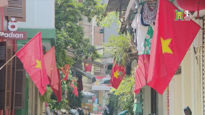 Sắc đỏ, sắc vàng rực rỡ tràn ngập phố phường.