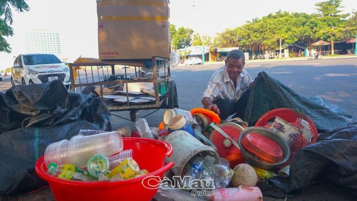 Làm nghề thu mua phế liệu, thu nhập ít ỏi nên khi được tạo kiểu tặng mái tóc 0 đồng ông Lê Tấn Ninh (62 tuổi) rất vui, và nhất định sẽ đến hớt tóc vào những lần sau.