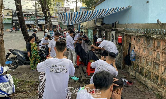 Tại tuyến đường Lê Đại Hành (Phường 5) điểm hớt tóc 0 đồng duy trì hơn 3 năm qua phục vụ đông đảo khách vãng lai qua lại.