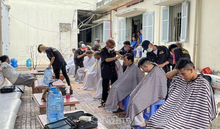 Ngoài 6 điểm có phục vụ hớt tóc miễn phí cố định, hằng tuần, nhóm hớt tóc còn đến phục vụ lưu động tại nhiều nơi.