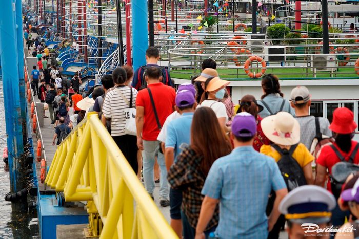 Bước chân được xuống tàu tham quan vịnh Hạ Long cũng là một hành trình đầy gian khó.