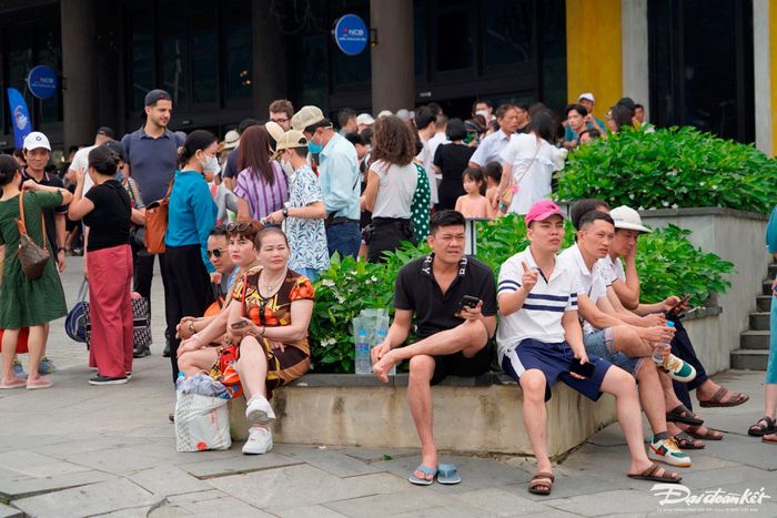 Nhưng ngay cả bên ngoài cũng không còn chỗ ngồi.