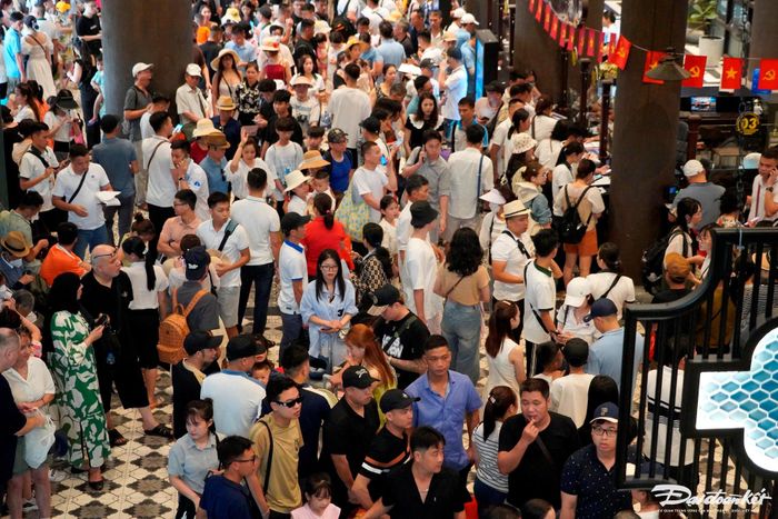 Nhà ga cảng tàu đông nghẹt người.
