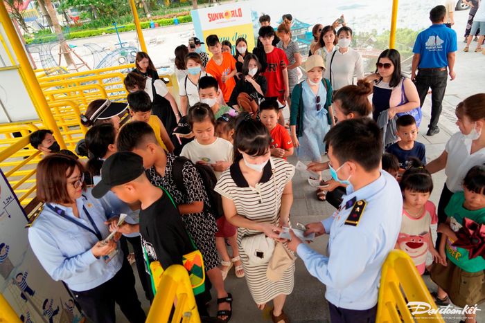 Để mua được tấm vé là điều không dễ dàng.