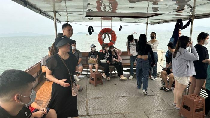 Du khách chờ được lên đảo. Ảnh Nguyễn Hùng