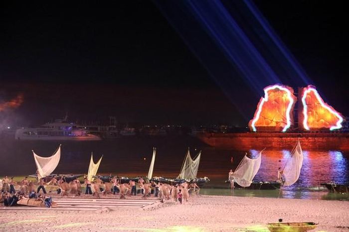 Carnaval Hạ Long 2024 có những nét mới hấp dẫn và đặc sắc với màn biểu diễn nghệ thuật thực cảnh và là Carnaval trên biển đầu tiên tại Việt Nam. Trong ảnh là màn thực cảnh tái hiện cảnh đánh bắt cá trên Vịnh Hạ Long tại lễ khai mạc Carnaval Hạ Long