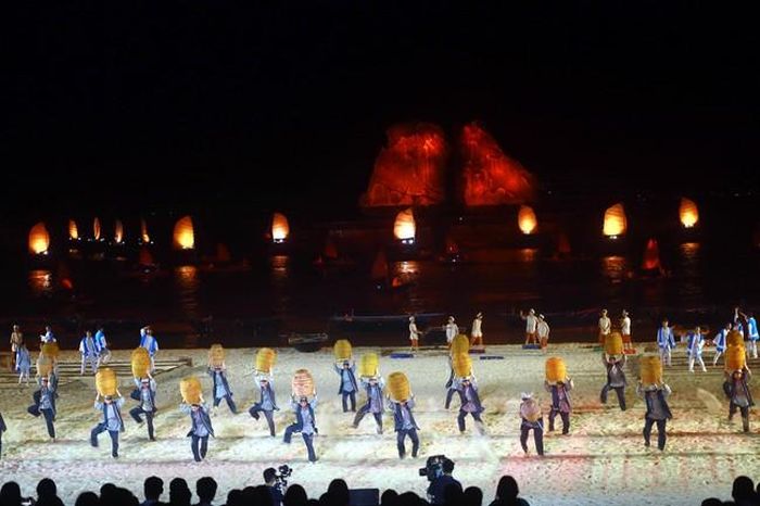 Cùng với chương trình Carnaval Hạ Long, nhân dịp này trên địa bàn thành phố Hạ Long cũng diễn ra chuỗi các sự kiện lễ hội, thể thao, văn hóa, du lịch đặc sắc như: Khai trương phố đi bộ, ẩm thực phường Bãi Cháy; các giải thể thao; Lễ hội bia và chả mực; Liên hoan lân, sư, rồng; Liên hoan các câu lạc bộ Zumba thành phố Hạ Long; Liên hoan các nhóm nhảy hiện đại thành phố Hạ Long; Lễ hội đền Đức Ông Trần Quốc Nghiễn; Lễ hội thả diều với chủ đề "Bay cao cánh diều khát vọng"…