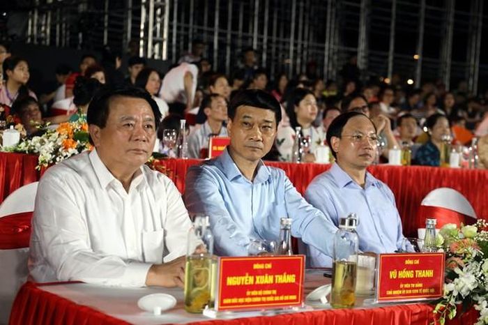 Đồng chí Nguyễn Xuân Thắng, Ủy viên Bộ Chính trị, Chủ tịch Hội đồng Lý luận Trung ương, Giám đốc Học viện Chính trị quốc gia Hồ Chí Minh cùng các đại biểu dự khai mạc Carnaval Hạ Long 2024