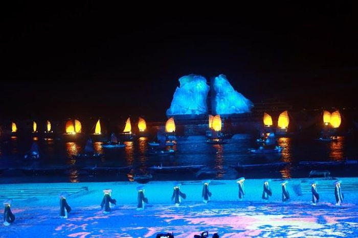 Màn thực cảnh kết hợp các tàu thuyền biễu diễn tại lễ khai mạc Carnaval Hạ Long
