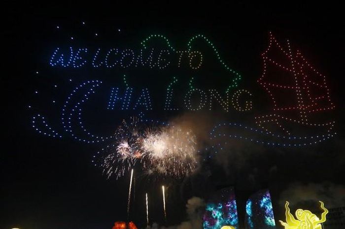 Chương trình Carnaval Hạ Long 2024 gồm 5 màn: Huyền sử Hạ Long; Làng chài; Thương cảng; Vũ điệu di sản Carnaval Hạ Long; Bừng sáng cùng kì quan. Kịch bản chương trình được xây dựng và lấy cảm hứng từ 6 giá trị cốt lõi trong hệ giá trị của tỉnh Quảng Ninh. Trong đó tập trung vào giá trị thiên nhiên tươi đẹp, văn hóa đặc sắc, kinh tế phát triển... Trong ảnh là màn trình diễn Drone light xếp hình đầy ấn tượng tại lễ khai mạc Carnaval Hạ Long