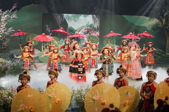 Một tiết mục dàn dựng ca khúc "Ngôi trường giữa ngàn mây"