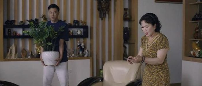Mặt Nghĩa "không thể nhăn hơn" khi chờ mẹ vợ xem hướng đặt chậu cây và yêu cầu di chuyển "7749" lần