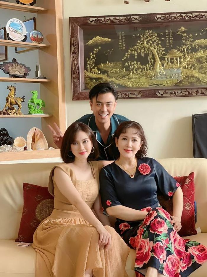 Tuấn Tú chụp ảnh tại hậu trường cùng diễn viên Hương Giang (trái) và NSND Minh Hòa (phải)