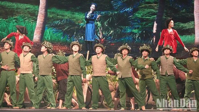 Ca sĩ Duyên Huyền biểu diễn trong chương trình.