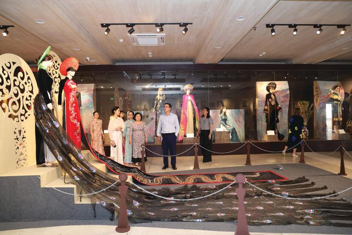Khách tham quan Bảo tàng Phụ nữ Nam bộ