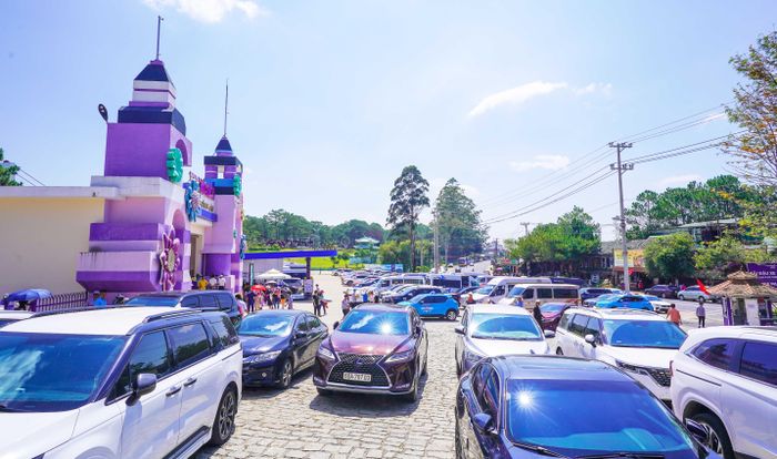 Du khách đổ về khu điểm du lịch.