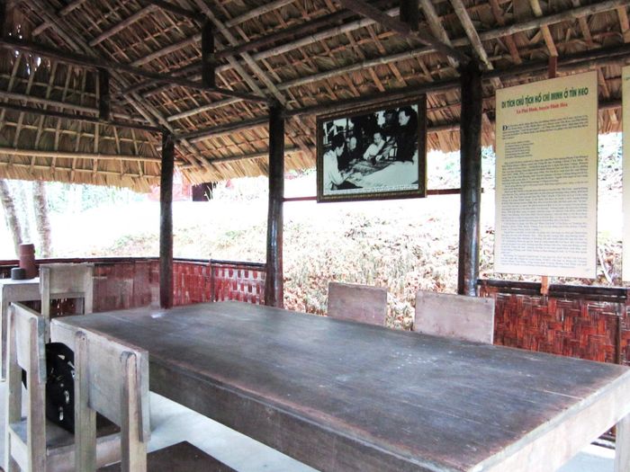 Tại căn lán này, còn lưu giữ hình ảnh Chủ tịch Hồ Chí Minh và Bộ Chính trị ngồi họp bàn về việc mở chiến dịch Điện Biên Phủ, bộ bàn ghế mộc mạc cùng những tư liệu có giá trị lịch sử.