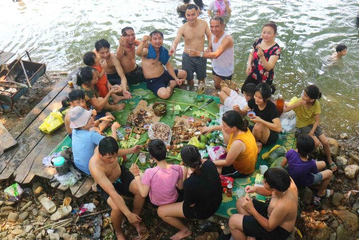 Có thể nói đi tắm suối những ngày này thật đông vui. Vào rừng vui hơn ở nhà. Đến suối, mọi người thoải mái tắm mát, ăn uống. Ảnh: Huy Thư