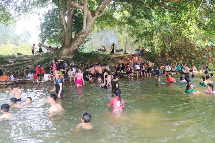 Những ngày này, do thời tiết nắng nóng người dân trong và ngoài huyện Thanh Chương đã đổ về các khe suối vùng biên như thác Cây Sung (Thanh Thủy), thác Liếp (Thanh Sơn), thác Mưa (Ngọc Lâm) thác Cây Đa, thác Vặn, thác Cối (Thanh Hà)... để tắm mát, giải nhiệt. Ảnh: Huy Thư