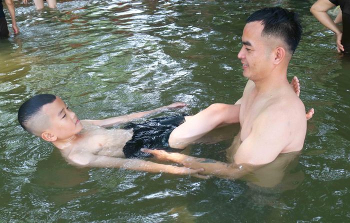 Nhiều em nhỏ được người thân tập bơi trên suối. Ảnh: Huy Thư.