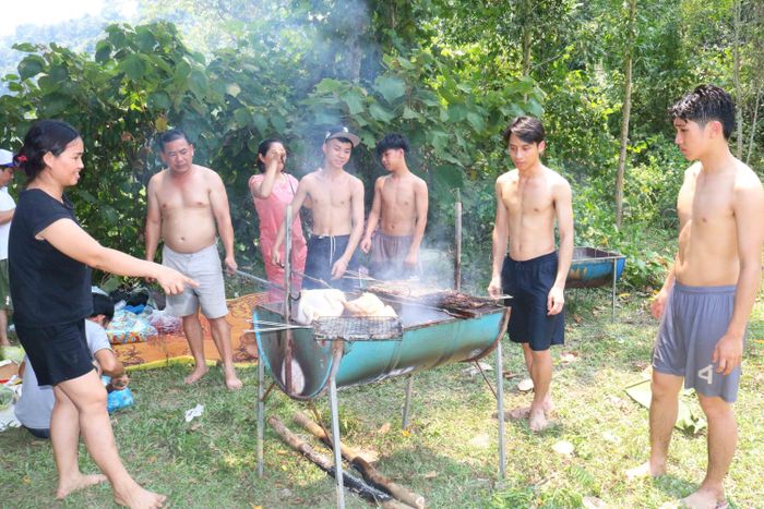 Dịp nghỉ lễ này, người dân đi tắm thác theo đoàn, mỗi đoàn từ 10 - 40 người, tập hợp nhiều gia đình lại với nhau. Họ mang theo thực phẩm, bếp, lò than, xoong, chảo, đến suối chung tay nấu nướng (nướng gà, nướng chả, nướng tôm...). Ảnh: Huy Thư