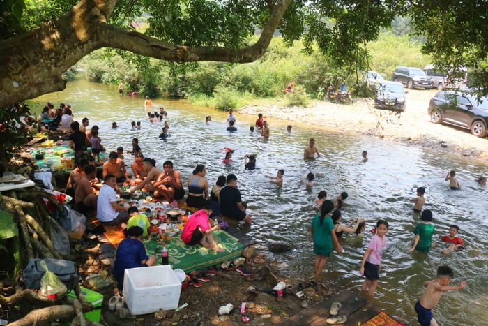 Số lượng người đi tắm suối, thác đông cũng để lại lượng rác lớn. Mọi người cần chú ý giữ gìn vệ sinh chung, không vứt rác bừa bãi và cần thu gom rác sau khi ra về. Ảnh: Huy Thư