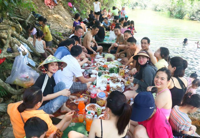 Ngày nắng nóng, các đoàn đến tắm suối khá sớm. Tầm 10h, các con suối đã đông người. Đoàn nào đến sớm thì có được vị trí trải bạt, ngồi chơi, ngồi ăn vừa ý. Đoàn nào đến muộn thì phải đi xa hơn. Ảnh: Huy Thư.