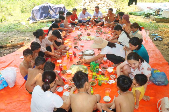 Một phụ nữ xã Thanh Nho có mặt tại thác Cây Sung, xã Thanh Thủy cho biết: Trước lúc đến suối, chị em trong đoàn đã hông xôi, làm gà, chuẩn bị thức ăn nước uống đầy đủ. Đến suối chỉ việc tắm mát rồi ăn trưa. Ảnh: Huy Thư