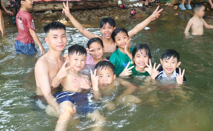 Trời nóng bức, được thả mình dưới các dòng suối trong veo, cảm giác mát rượi. Dịp này, nhiều trẻ em được bố mẹ, người thân đưa vào rừng đi tắm suối. Tuy nhiên, phần lớn các em đều không được mặc áo phao. Khi đưa trẻ em đi tắm suối, người lớn phải để mắt trông chừng thường xuyên, đề phòng tai nạn rủi ro (ngã gãy, đuối nước...). Ảnh: Huy Thư