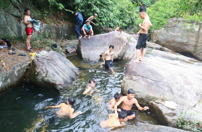 Người dân và du khách đi tắm suối có sự phân hóa rõ rệt. Trung niên, người già, phụ nữ, trẻ em thường chọn những con thác an toàn, râm mát có địa hình khá bằng phẳng để vui chơi, ăn uống. Thanh niên, học sinh THPT thường chọn những con thác kỳ vĩ, nước sâu, đá cao, gập ghềnh, khó đi... Ảnh: Huy Thư