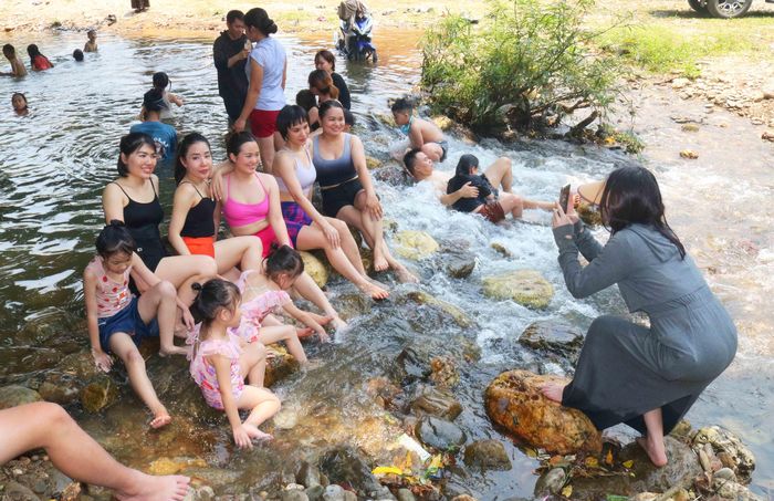 Phong cảnh núi rừng hoang sơ, thơ mộng, nhiều chị em phụ nữ thay nhau chụp ảnh lưu niệm. Ảnh: Huy Thư