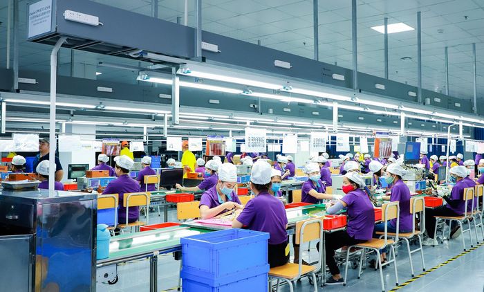  Công nhân làm việc tại Công ty Luxshare-ICT ở KCN VSIP Nghệ An. Ảnh: Thành Duy 