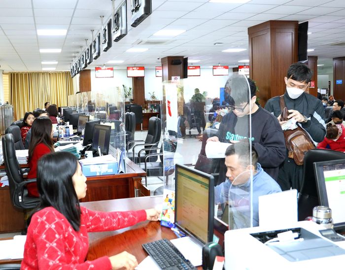  Người dân thực hiện giao dịch tại Trung tâm Phục vụ hành chính công tỉnh. Ảnh: Nguyên Nguyên 