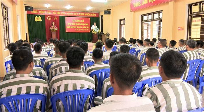 Đồng chí Đinh Hải Toản, Phó Chánh án Tòa án nhân dân tỉnh Quảng Ninh, phát biểu tại lễ công bố quyết định giảm án cho các phạm nhân đủ điều kiện.