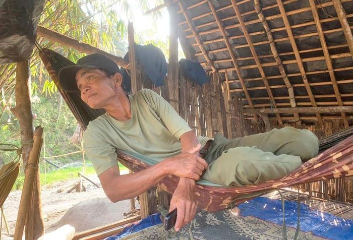 Già Thup (trú tại làng Wet, xã Chư Đang Ya, huyện Chư Păh) trong lán gác rừng trên đỉnh Prông. Ảnh: H.S