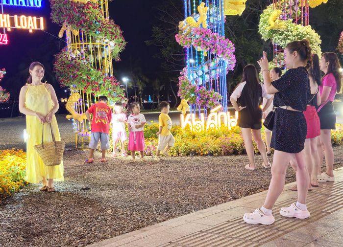 Nhiều người tranh thủ ghi lại kỷ niệm đi chơi lễ tại phố biển.