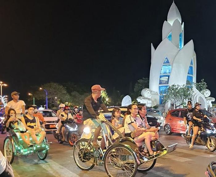 ...hoặc trải nghiệm thư thả trên chiếc xích lô chậm rãi, thong dong ngắm Nha Trang về đêm.