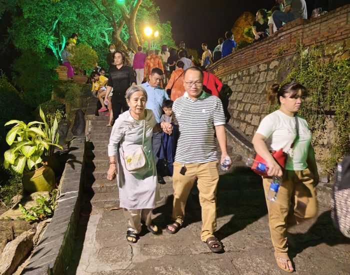Đông khách hành hương, người dân và du khách đến với Tháp Bà.